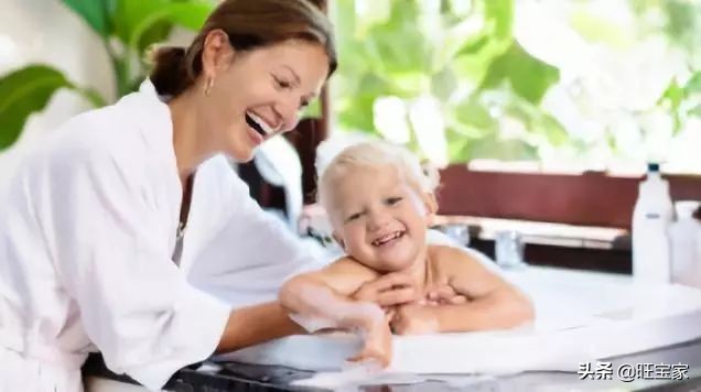 每次洗澡宝宝都要跟着怎么办,孩子每次洗澡起来都哭闹怎么回事