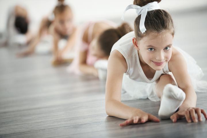 二年级劈叉秘诀简单又轻松,二年级的小孩劈叉