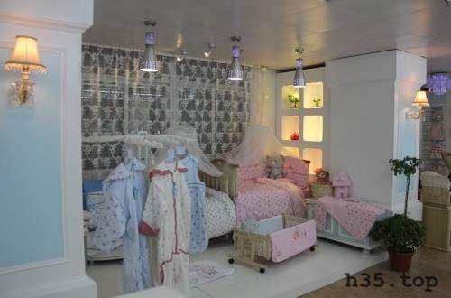 最新童装店双门头装修效果图,童装店怎么装修才有顾客