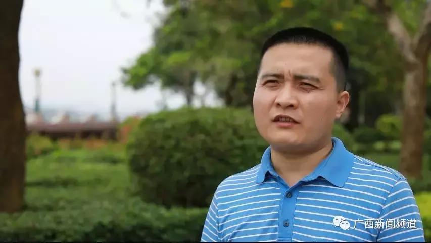 脚踩150℃!记者采访沥青路面铺设者时中暑晕倒