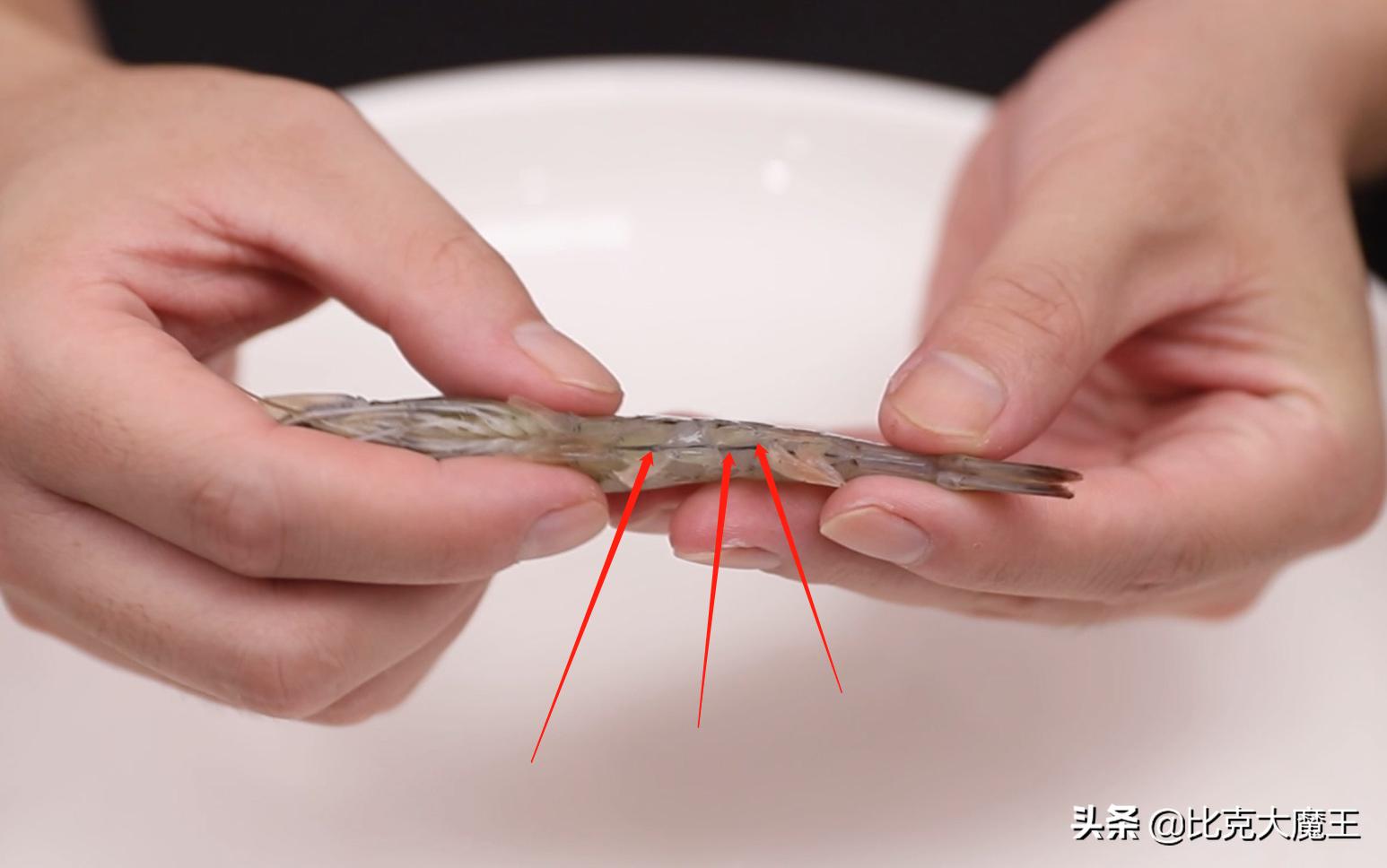 吸管挑虾线去虾头,去虾线别把虾掰断了