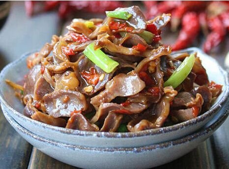 鸡胗炒了挺久为什么里面还是红色,鸡胗炒完里面带一点红