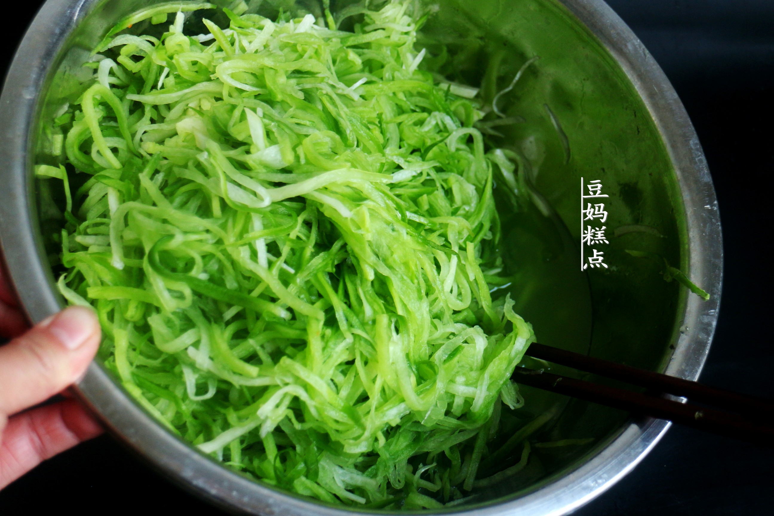 炸好丸子萝卜怎么做好吃,萝卜丸子放什么炸又酥又软