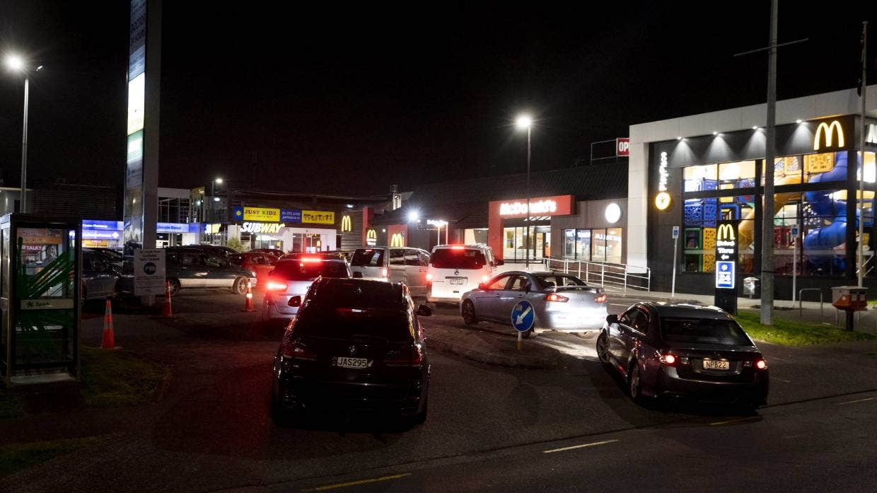 黑帮“*私走**”KFC全家桶被捕？吃不到垃圾食品，新西兰人馋坏了