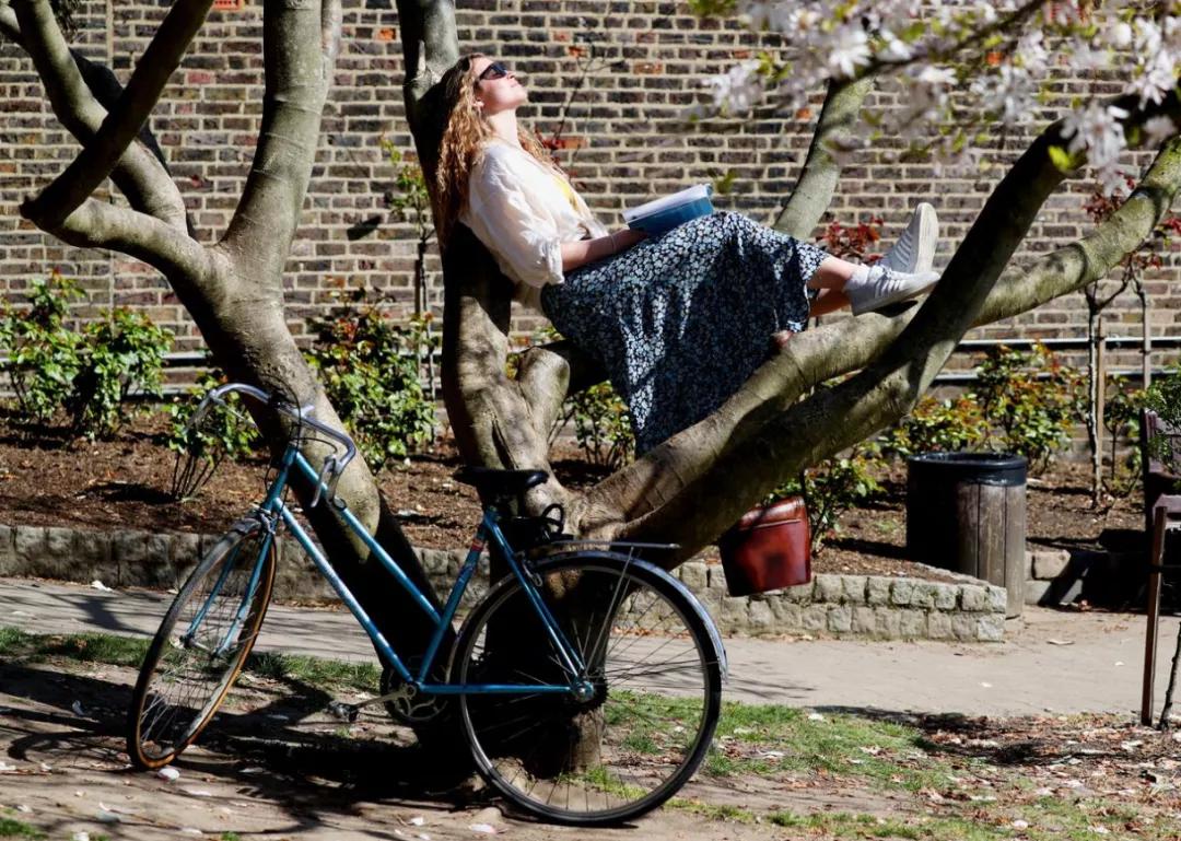 昨天比基尼！今天下雪！英国的天气能有多奇葩？