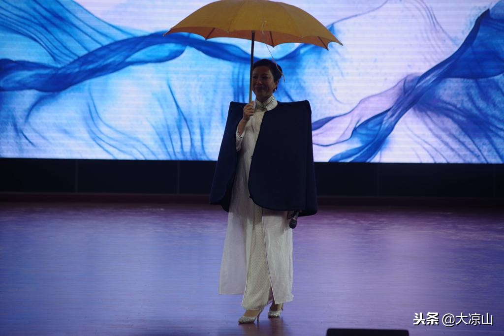 2018西昌邛海“丝绸之路”国际诗歌节首场朗诵会上主持人王明青惊艳全场今晚还可看她主持听她朗诵