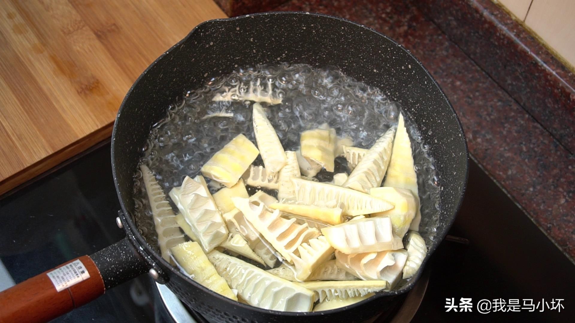 客家人最爱春笋这做法，咸香开胃好下饭，出锅拌汁都能吃3碗饭