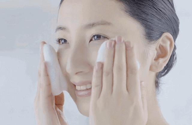 一刮黑头鼻子就长斑,为什么皮肤老是起皮长皱纹