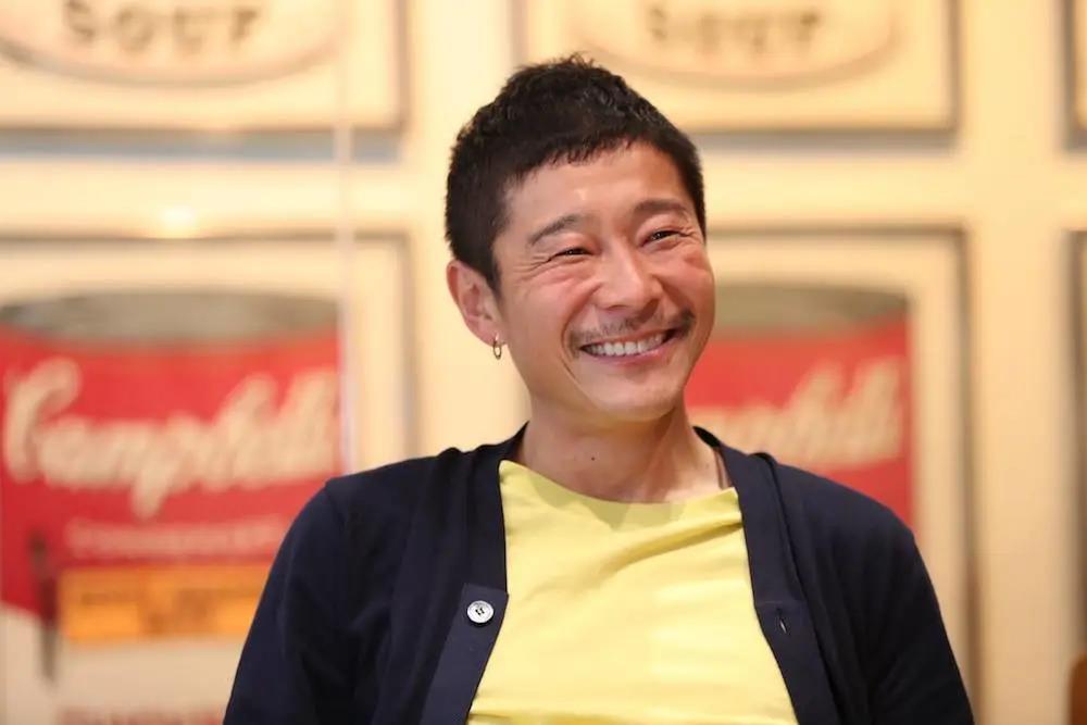 骑在马斯克头上的男人,骑在马斯克肩上的人