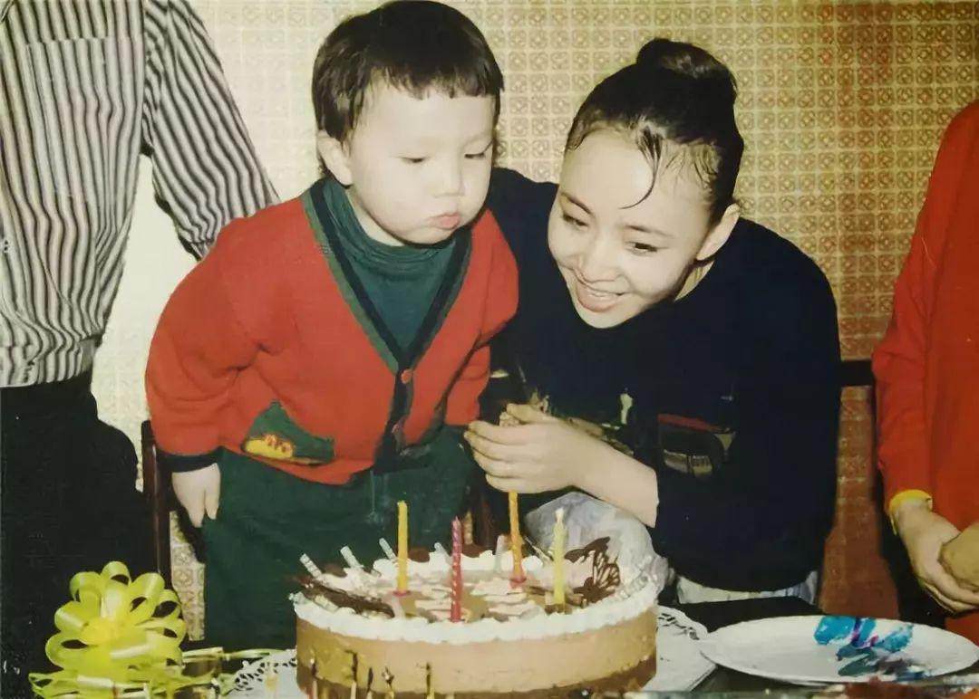 2010年宋丹丹前夫“人肉”背63万美金赴美，为何惹洗钱官司？