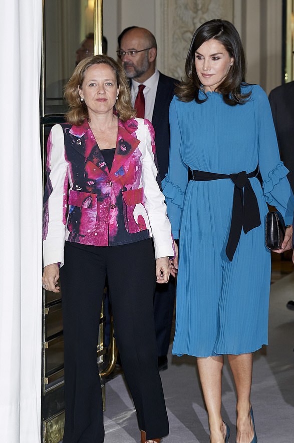 48岁西班牙王后穿西装,47岁西班牙王后真会穿雾霾蓝