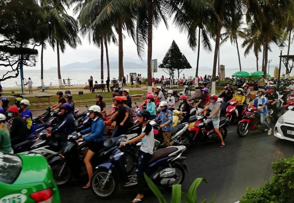 拿100万人民币在越南生活,拿300元人民币在越南能干啥