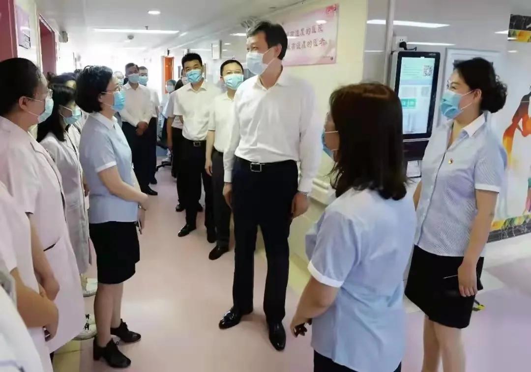 为白衣天使致敬为伟大祖国点赞,为祖国庆生致敬英雄