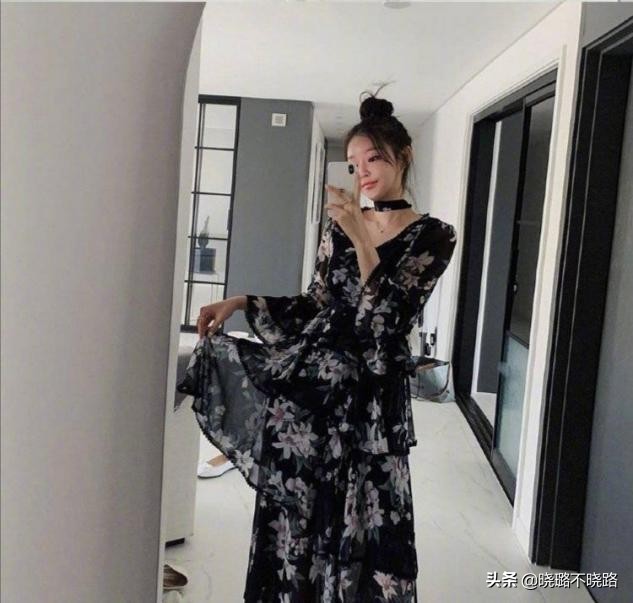 碎花裙如何穿得惊艳好看,今夏不正经的碎花裙穿搭真迷人