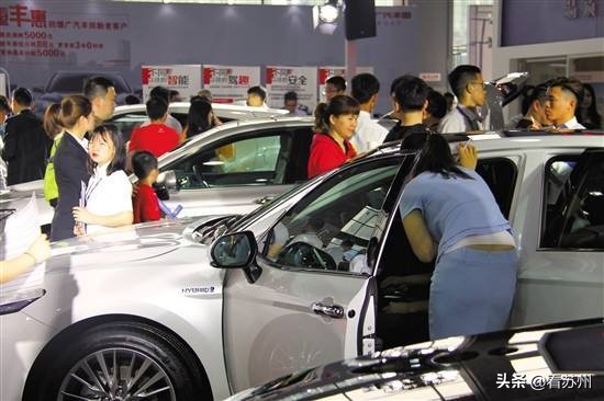 车贷逾期扣车收违约金合法吗,车贷逾期4期被罚