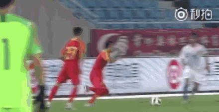 韦世豪遭受犯规,对韦世豪犯规的看法