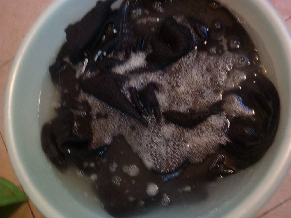 如何让旧衣服颜色变光泽,黑色衣服久了发亮怎么清洗