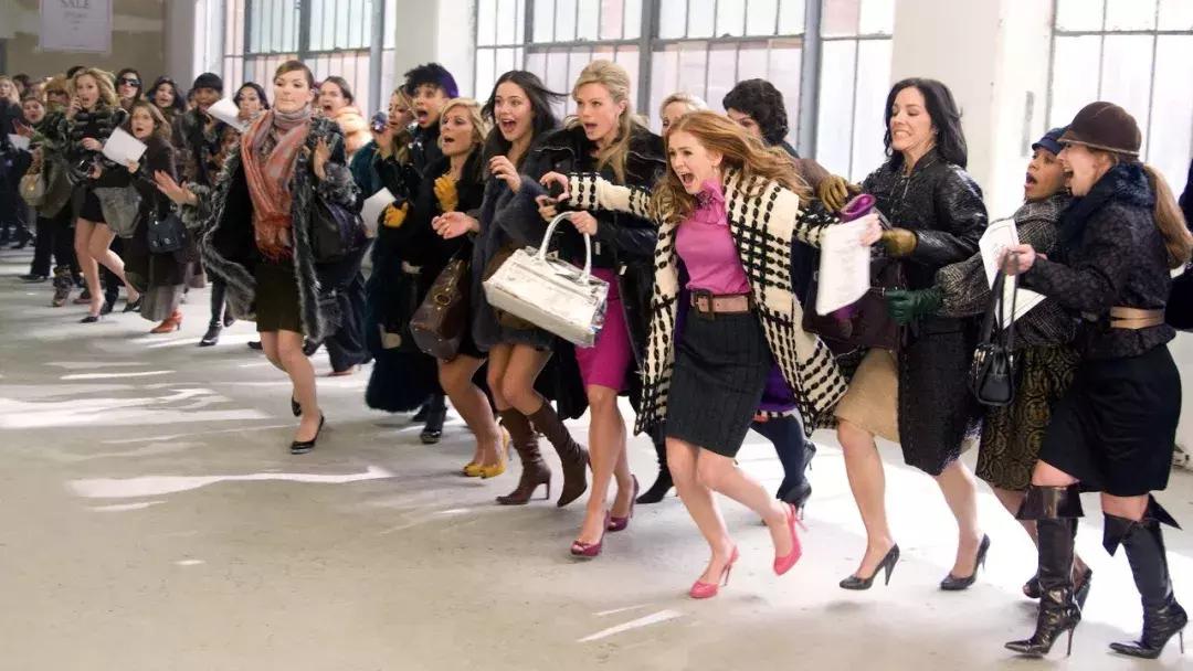 穿128元裙子的姑娘,穿3799块钱裙子的小女孩