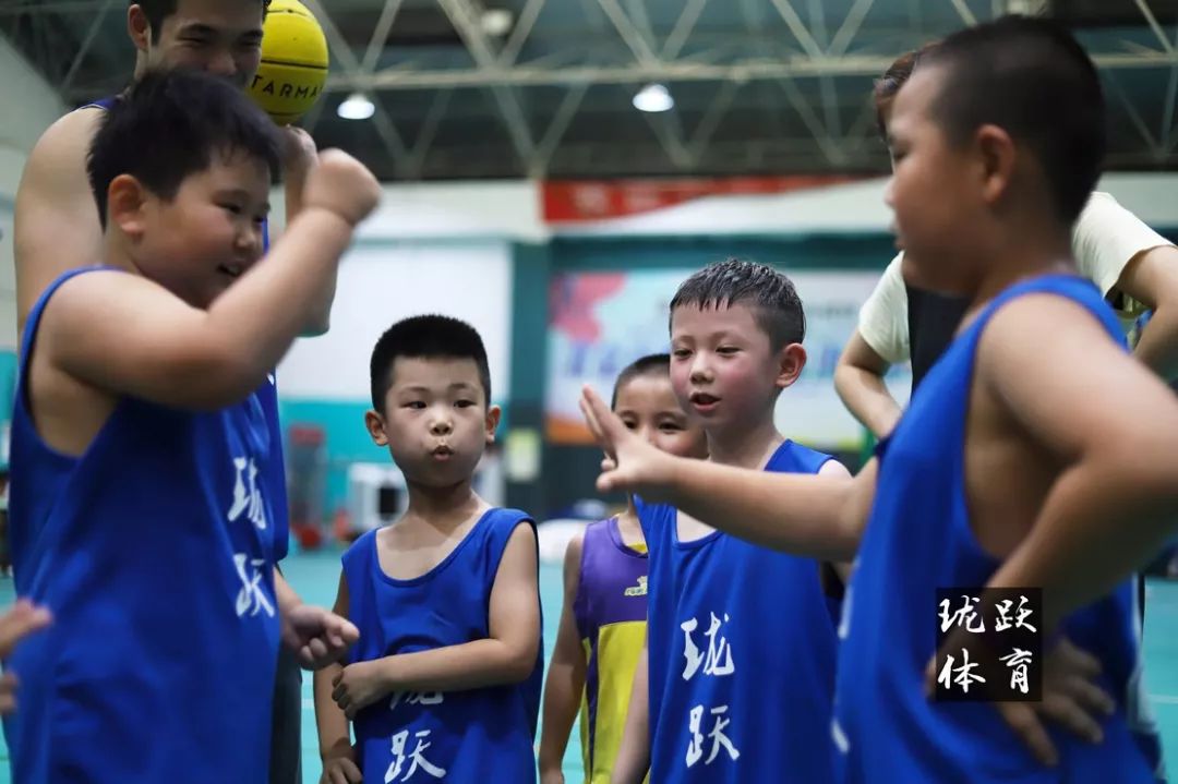 门头沟寒假篮球训练营开课啦！不要让娃懒在家里！赶快行动起来吧