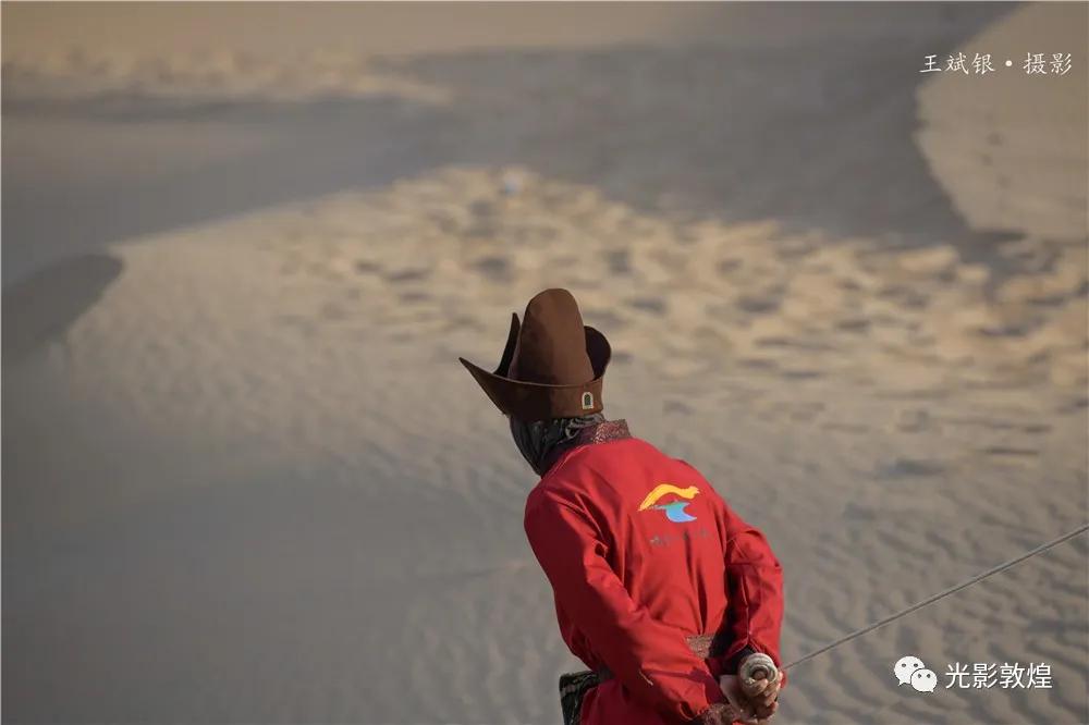 【敦煌新鲜事】月牙泉驼户穿胡服”牵骆驼服务游客