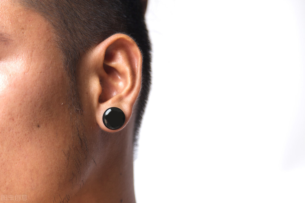 壹健康小知识：打耳洞的耳钉怎么取下？枪打的耳钉多久取出