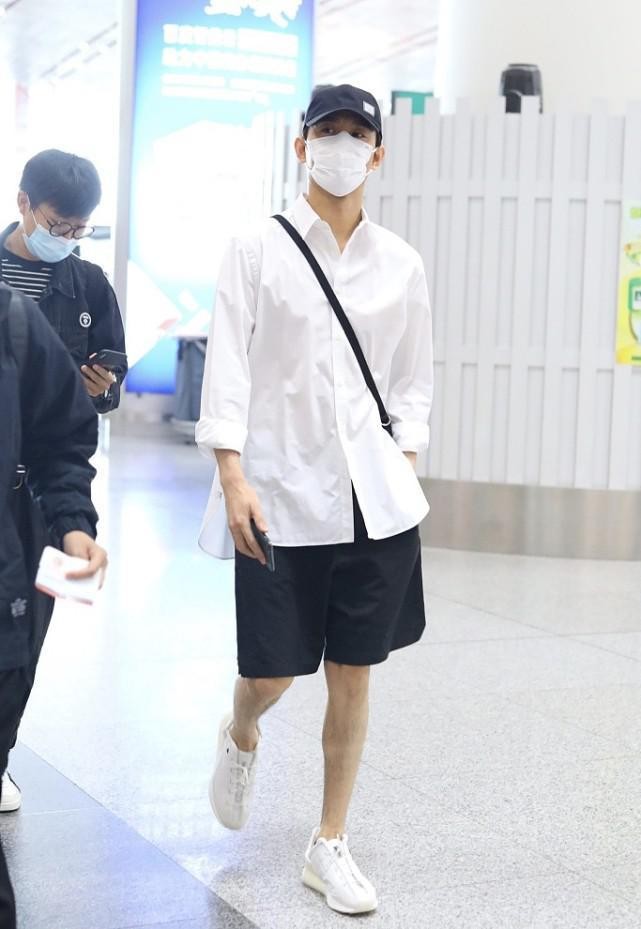 王凯的型男气质抹不掉，白色T恤配束脚裤穿，身材真是没啥挑剔的