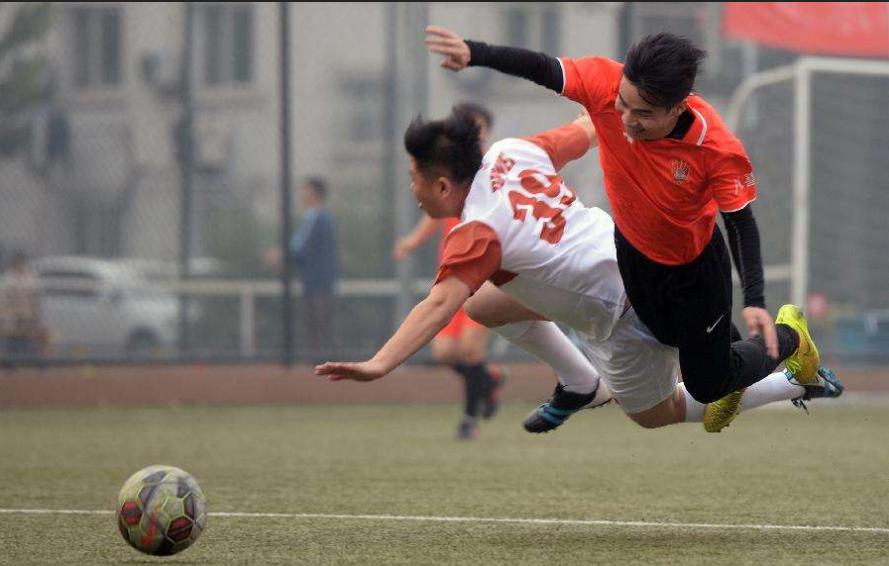 国内足球被恶意犯规的球员,连续重拳攻击对手头部