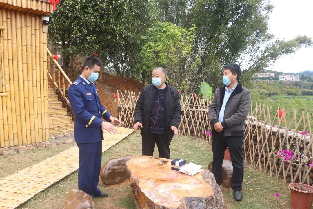 阿木爷爷消防员,阿木爷爷参观消防队