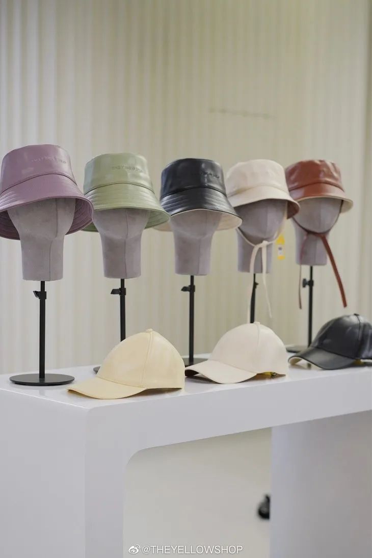 22W劳力士，热巴选择配百元包包出街