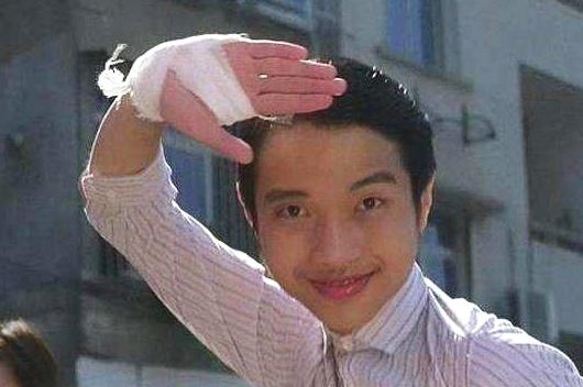 他卖丑成名，拍戏从未让周星驰喊NG，今股沟男发福变呆萌大叔