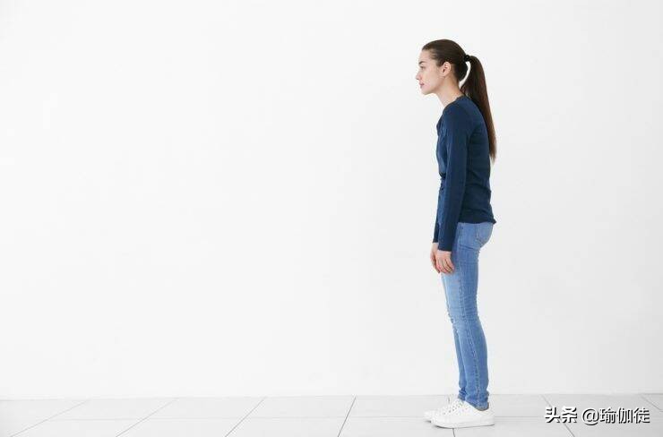 能纠正驼背的瑜伽基本动作,睡前简单的床上瑜伽改善含胸驼背