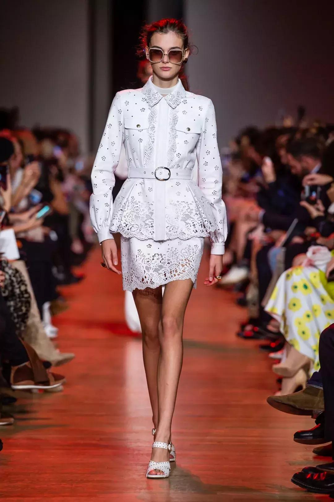 今年爆款皮毛一体女装,高档红色皮毛一体女装新款