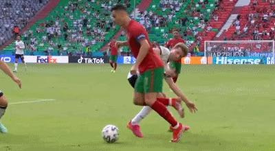 c罗进点球本泽马情不自禁庆祝,c罗进点球