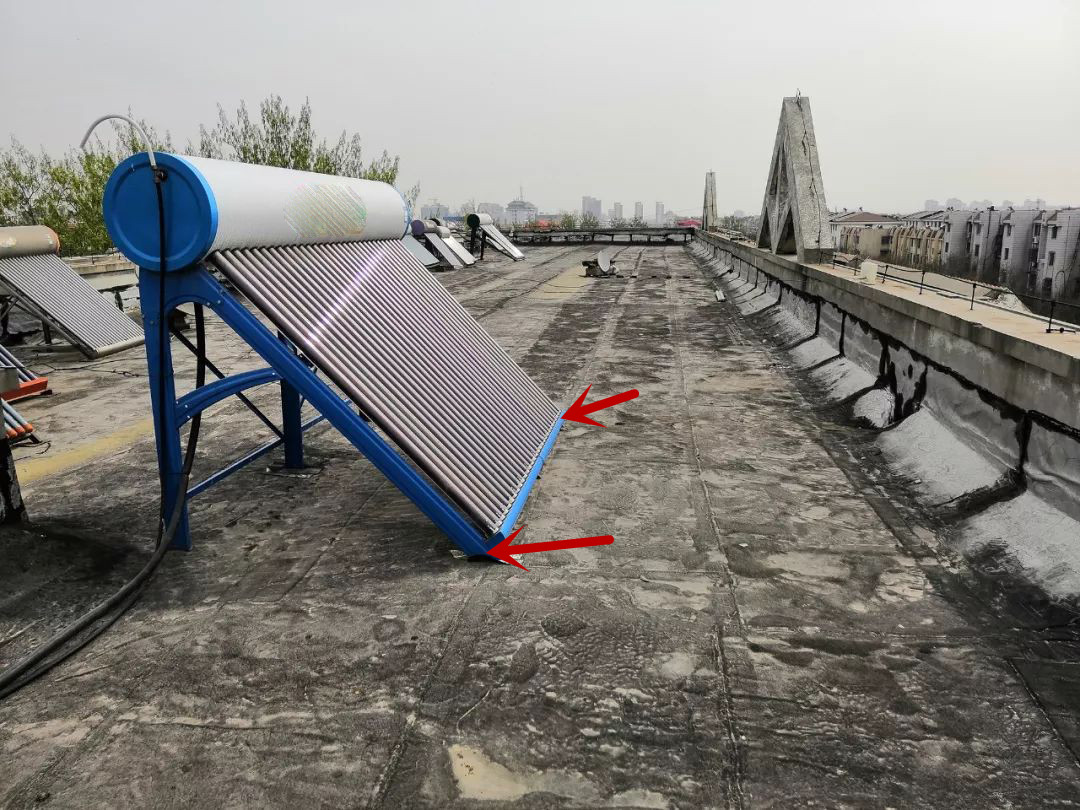 楼顶装太阳能离卫生间多远好,顶层房子安装太阳能如何防水