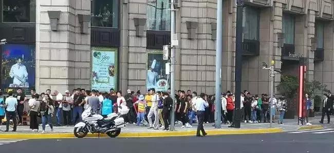 周杰伦奶茶店排队200人,周杰伦198元奶茶