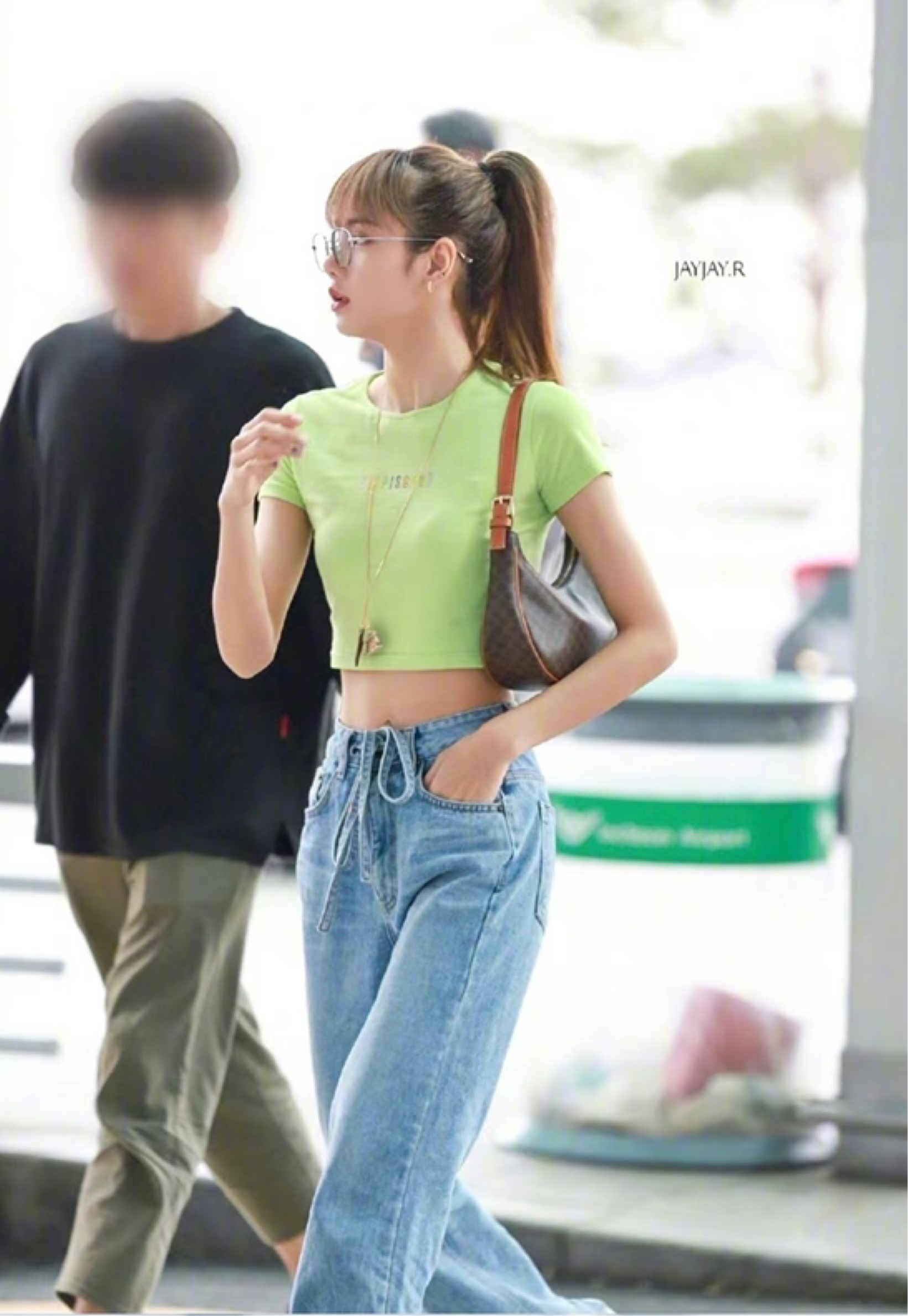 夏日甜酷风万能公式！Lisa张子枫现身示范，普通人也能完美驾驭