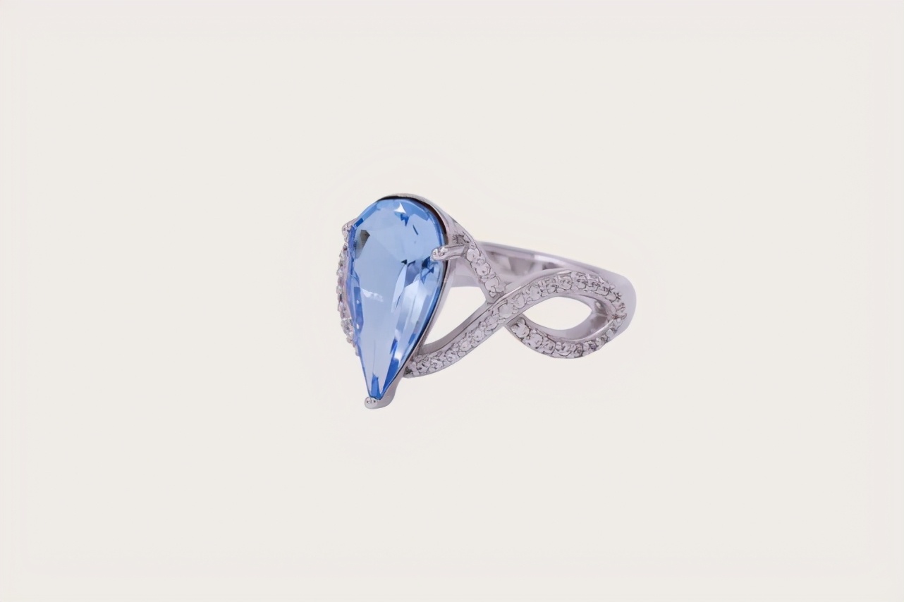 多彩进博会：老干妈走上时装周、苗绣碰撞爱马仕、贵银遇见…