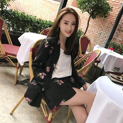 小西装怎样搭配好看,小西装怎么搭配好看