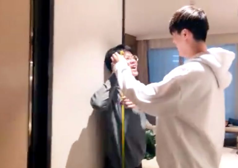 一开始我以为爱上了实力派，没想到他们还全是梗王