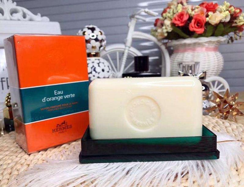 洗澡用香皂好还是沐浴露好呢,洗澡用沐浴露还是香皂对皮肤好