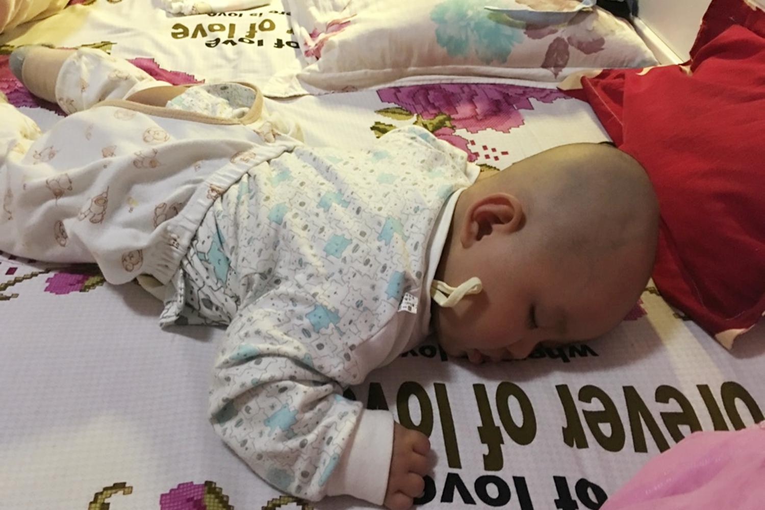 宝宝喜欢趴着睡用什么枕头,宝宝喜欢趴着睡吃什么好