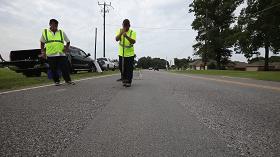 路面贴的胶带,路面凹凸不平坑坑洼洼