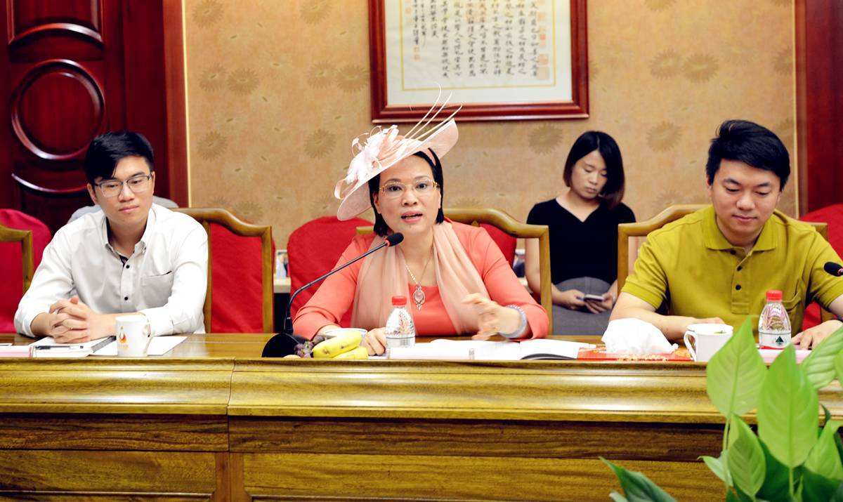 从开拖拉机到如今千亿帝国掌舵人,从拖拉机手到千亿富婆