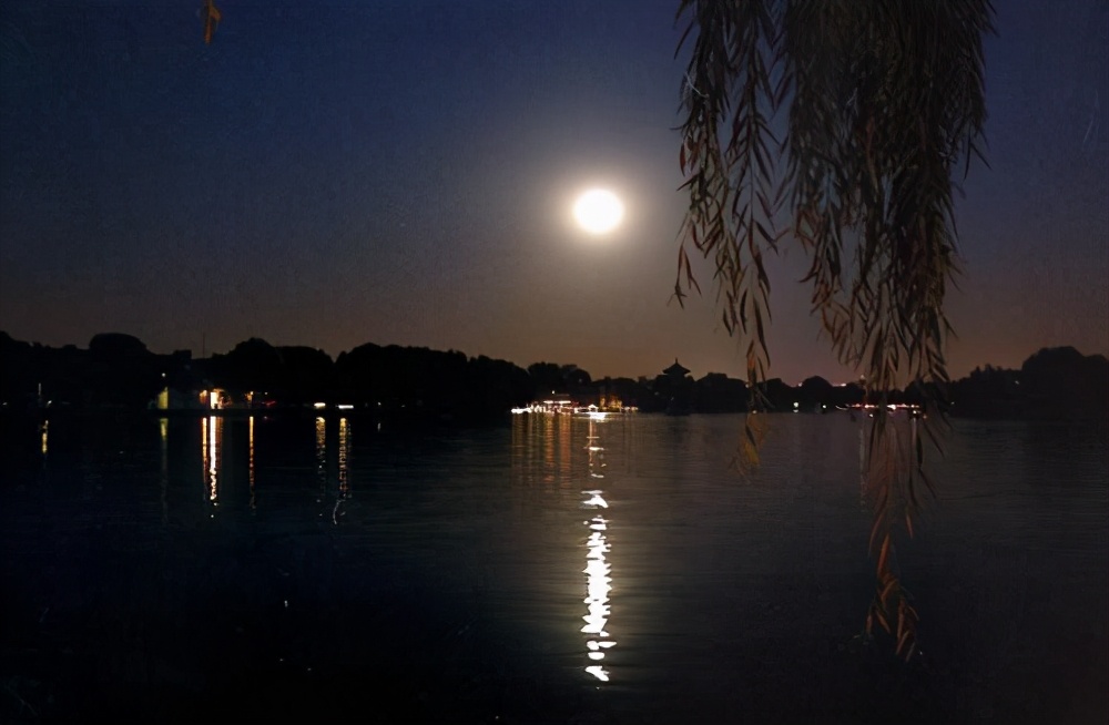 李白床前明月光这首诗的真正意思,李白静夜思中为什么是床前明月光