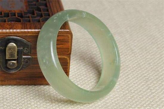 玉镯佩戴有哪些讲究,玉镯的戴法有什么讲究