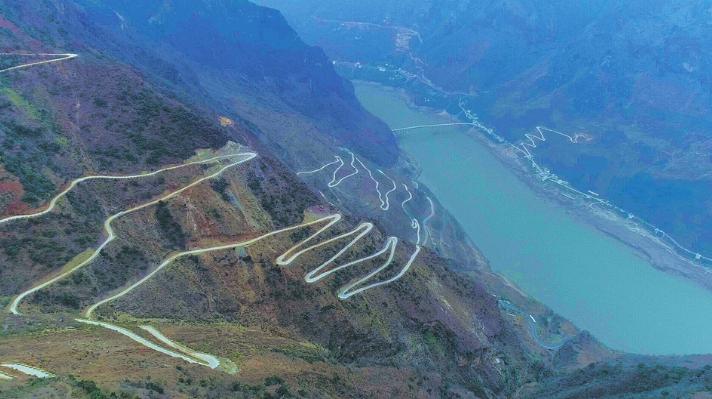 四川老汉露宿深山32年，2005年受邀去欧洲演讲，84个国家代表泪目