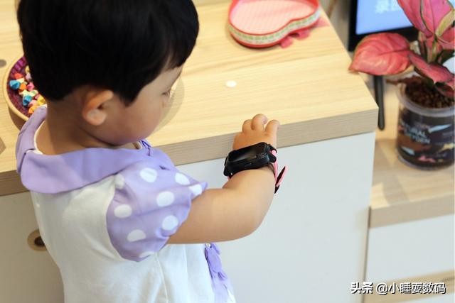 除了视频电话，还能提高孩子英语口语能力，搜狗糖猫儿童手表JOY2