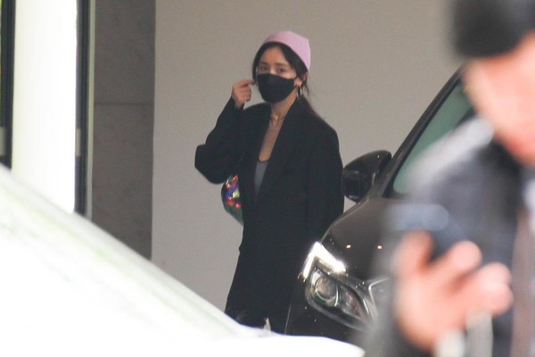 杨幂仙气不输刘亦菲,杨幂最新黑色西装穿搭图