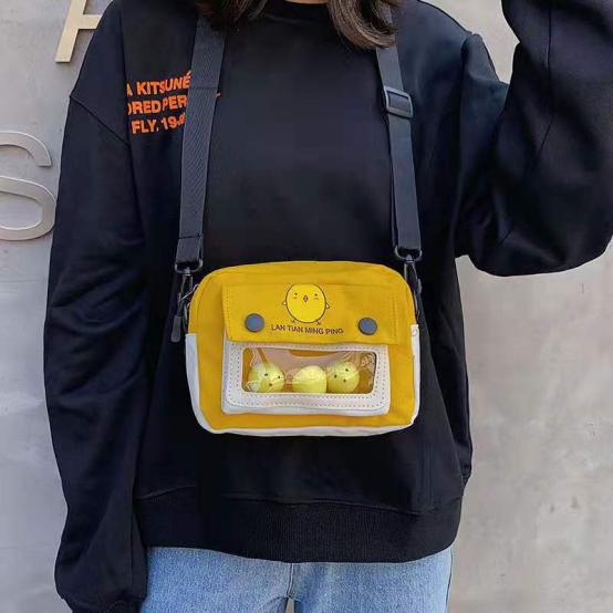 关晓彤穿搭私服夏季花短裤,关晓彤身着黑色连体裤酷劲十足