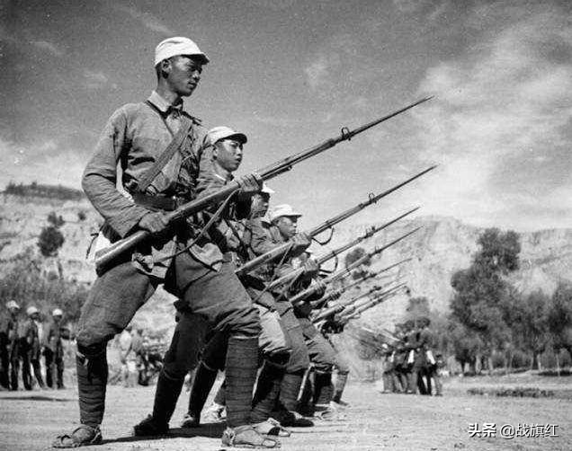 悍将王近山，人称“王疯子”，两个女兵跑来敬礼，被当场枪决